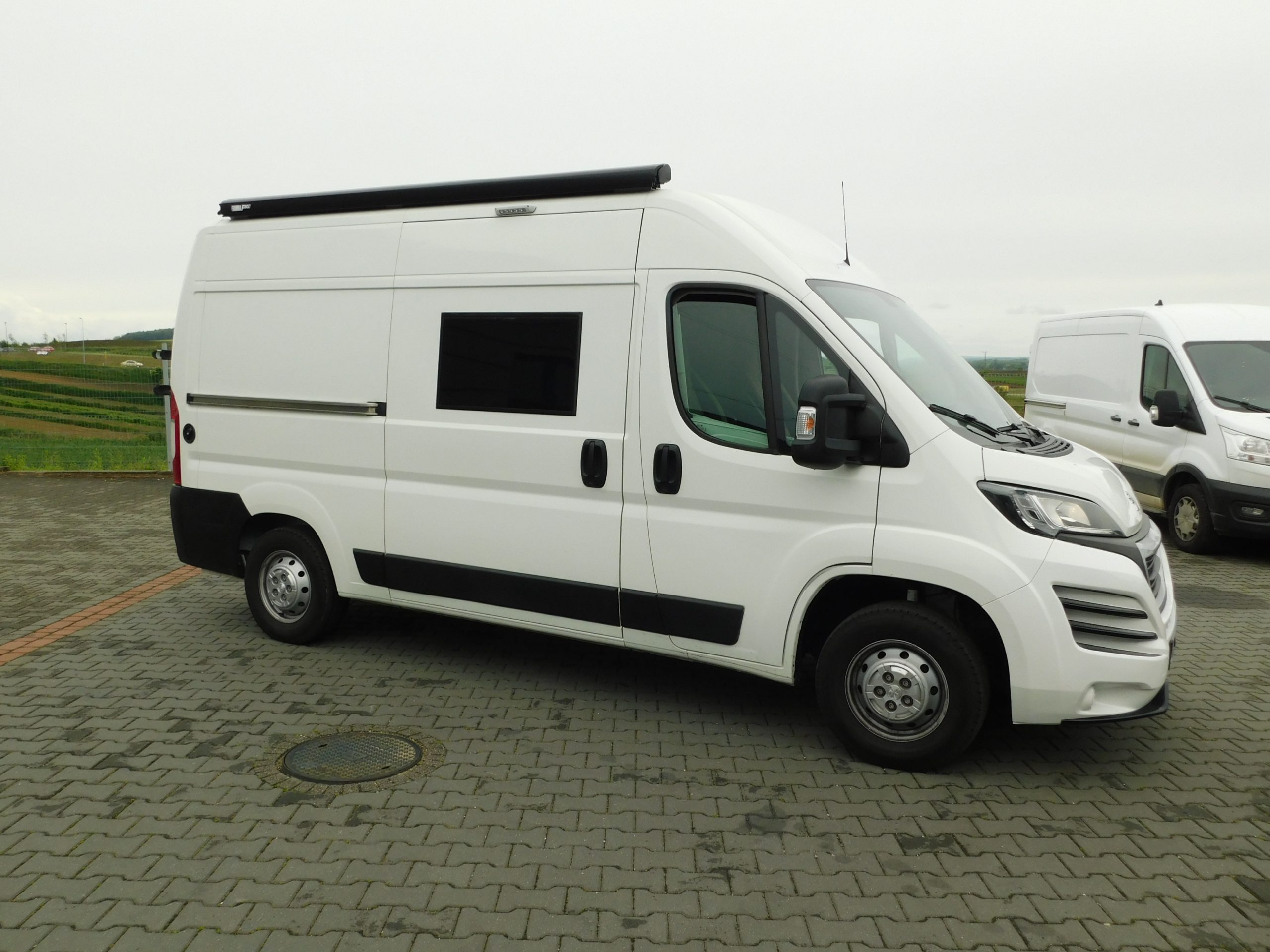 Campervan Peugeot Boxer — 3 osobowy, 2 łóżka, Klima postojowa